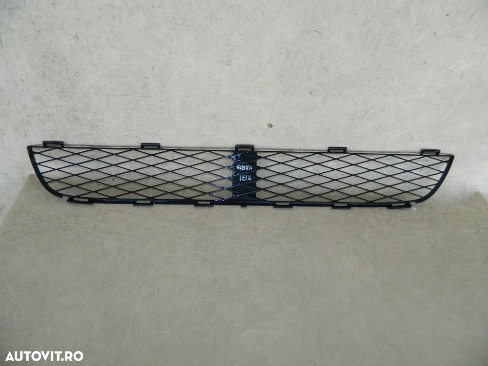 Grila intre proiectoare Toyota Yaris 2002, 2003, 2004, 2005,, cod origine OE 53112-0D010 - 2