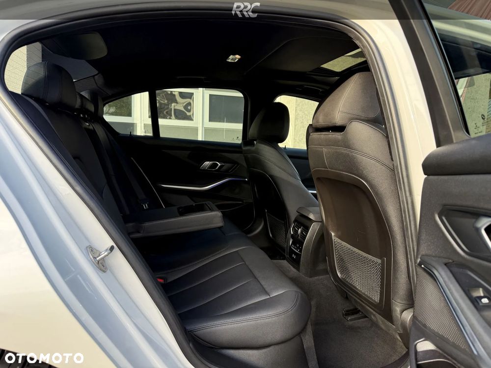 BMW Seria 3 330i M Sport - 33