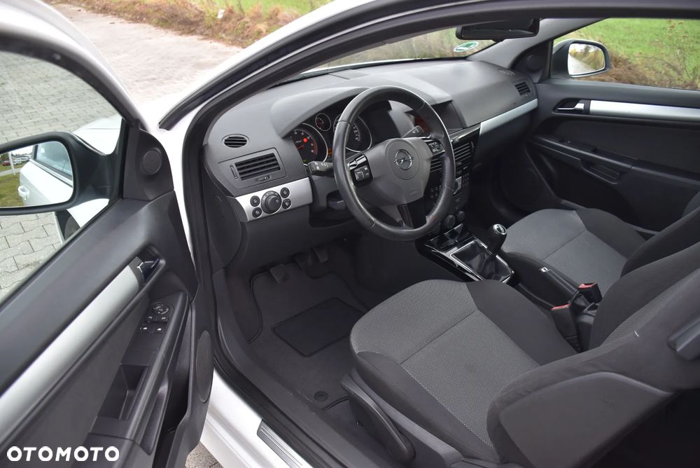 Opel Astra 1.6 Black&White - 18