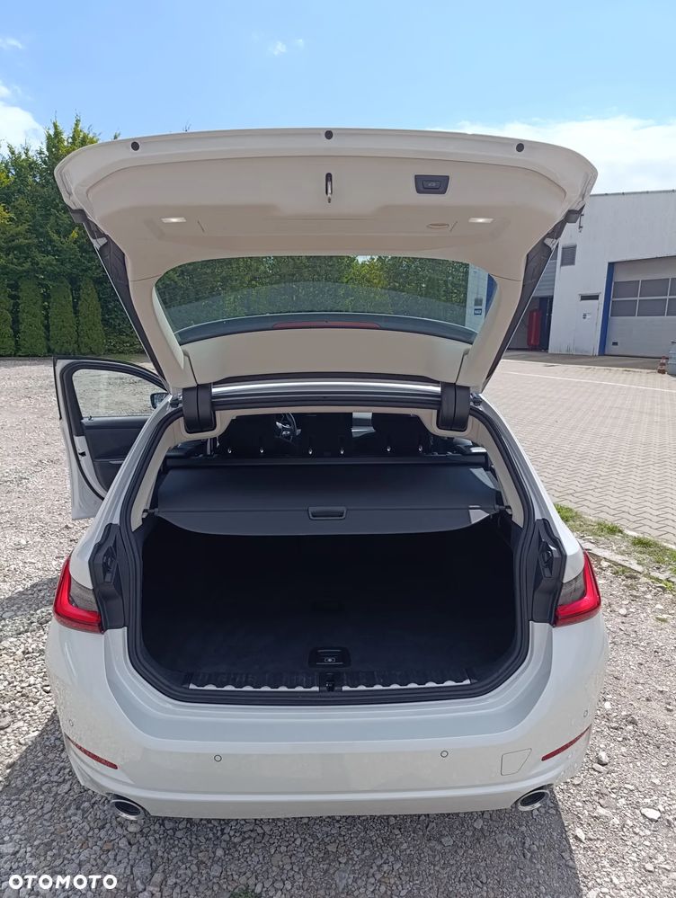 BMW Seria 3 320d xDrive mHEV - 23