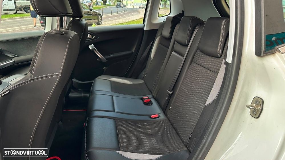 Peugeot 2008 1.2 PureTech Allure EAT6 - 17