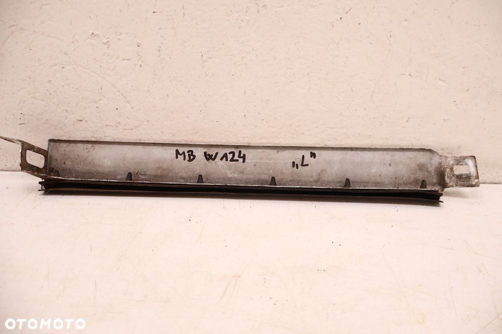 MERCEDES-BENZ W124 LISTWA POD LAMPE REFLEKTOR LEWA - 4