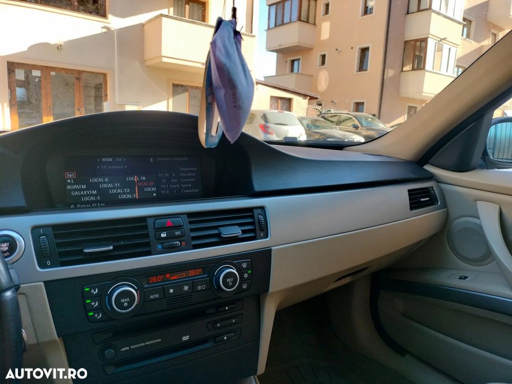 BMW Seria 3 318d Touring - 3