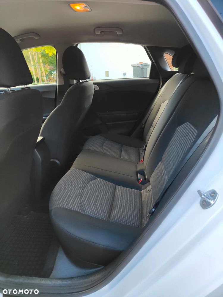 Kia Ceed - 10