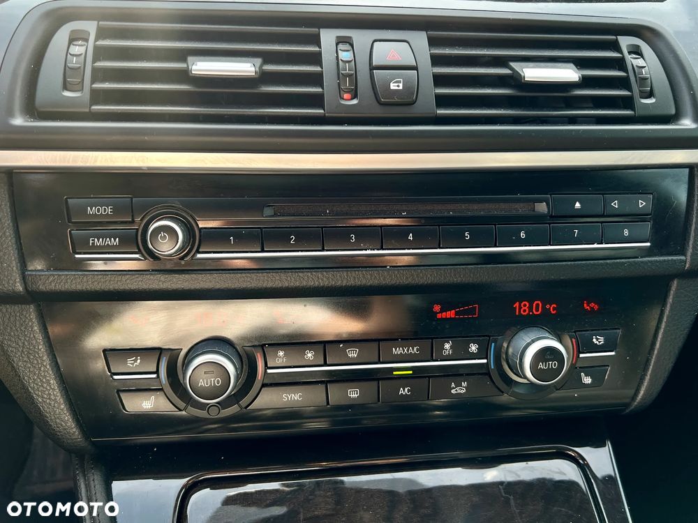 BMW Seria 5 528i xDrive - 28