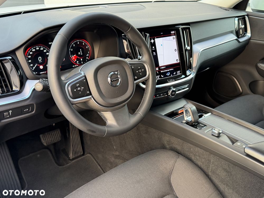 Volvo V60 B3 B DKG Momentum - 11