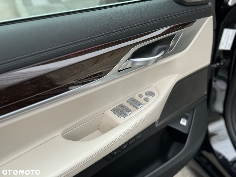 BMW Seria 7 730d xDrive mHEV - 9