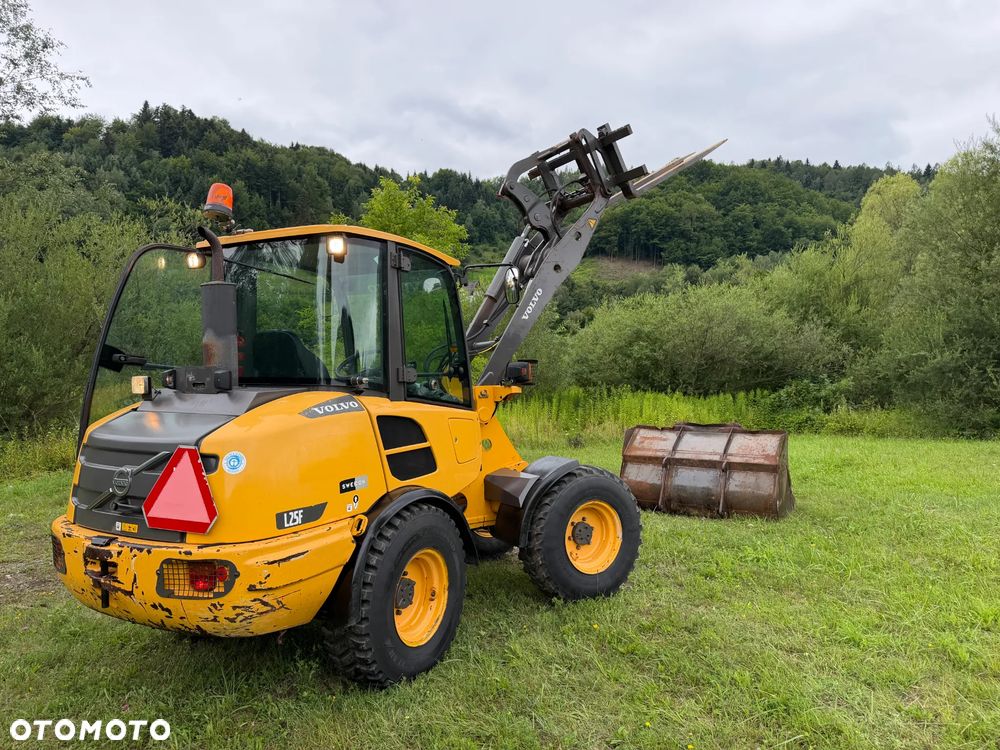 Volvo L25F Ładowarka Kołowa łamana 2015 rok. Jak Nowa! Oryginał łyżka i widły. Mocny silnik 4 cylindry. Zero luzów i wycieków. Aktualne Badania DEKRA BMWT. Wielka Okazja. Maszyna jak nowa z Salonu. 2600 mtg. Pochodzi z Norweskiego urzędu gminy. Dodatkowe linie Hydrauliczne. Szybka wolna Jazda Rewers Hydrostatic. Wersja Norwesk Mocne doświetlenie dodatkowe grzanie. kabina Ogrzewana wentylowana! Zmiana Osprzętu Hydrauliczna! pełne sterowanie z dżojstika! Opony jak Nowe. Podzespoły pomy suche, czytelne tabliczki! OKAZJA - 31