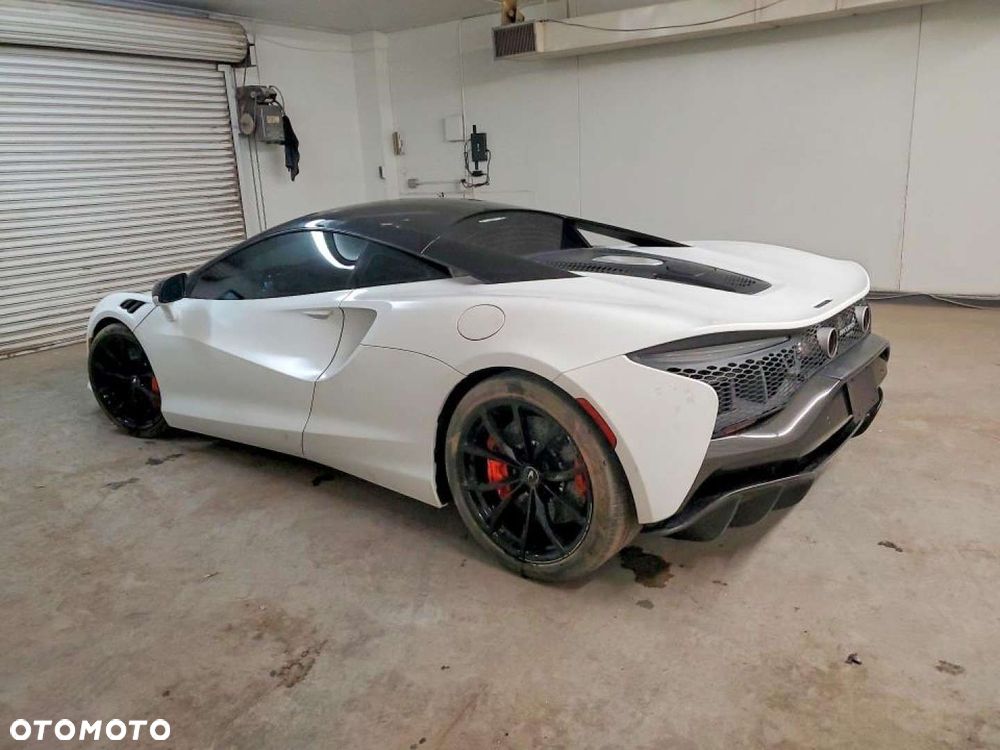 McLaren Artura - 2