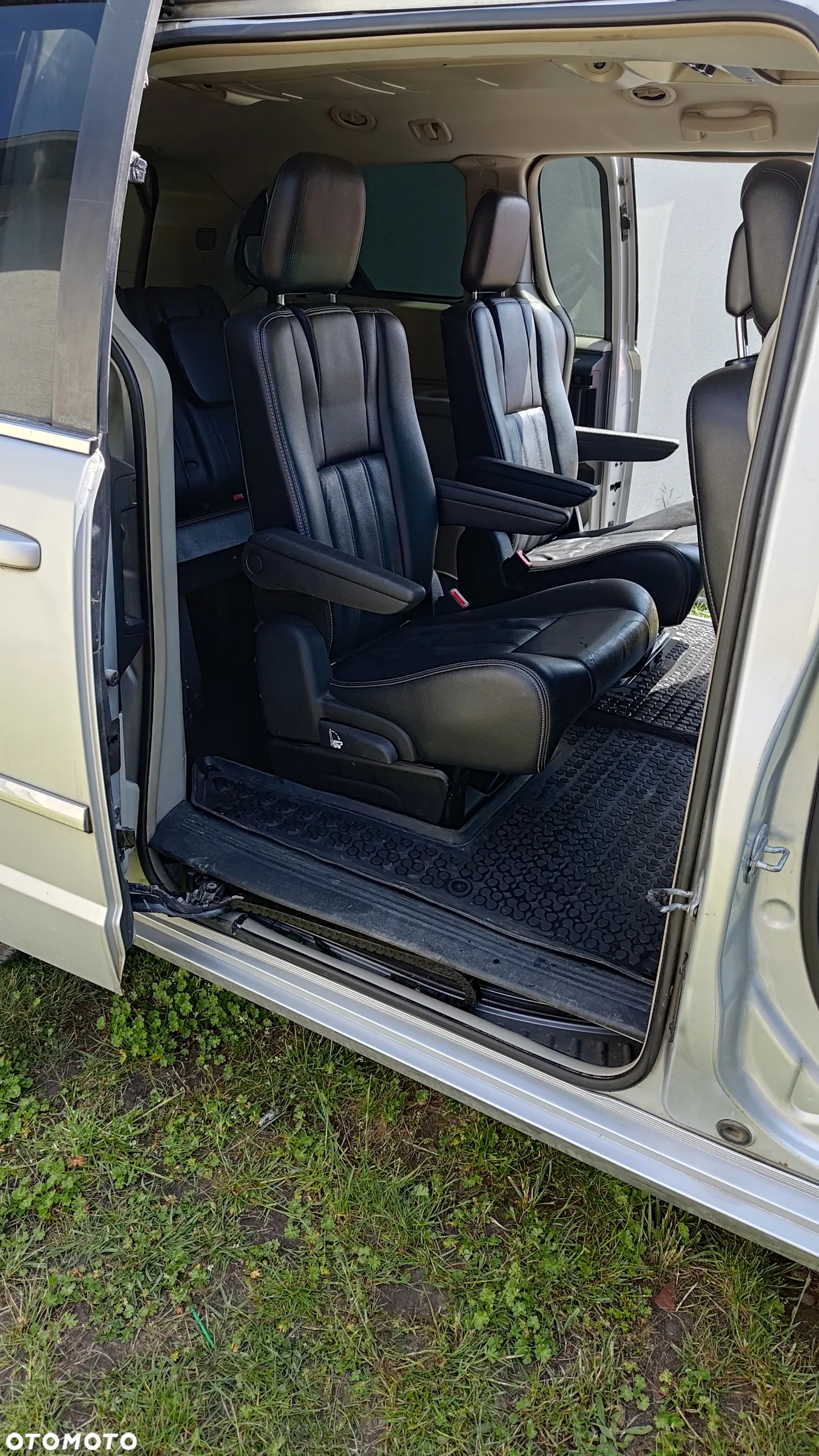 Chrysler Town & Country - 14
