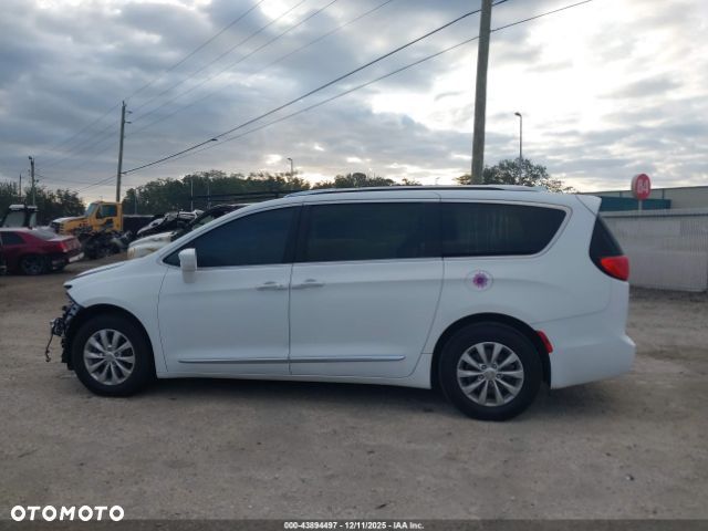 Chrysler Pacifica - 10