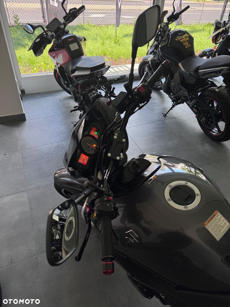 Suzuki GSR - 10