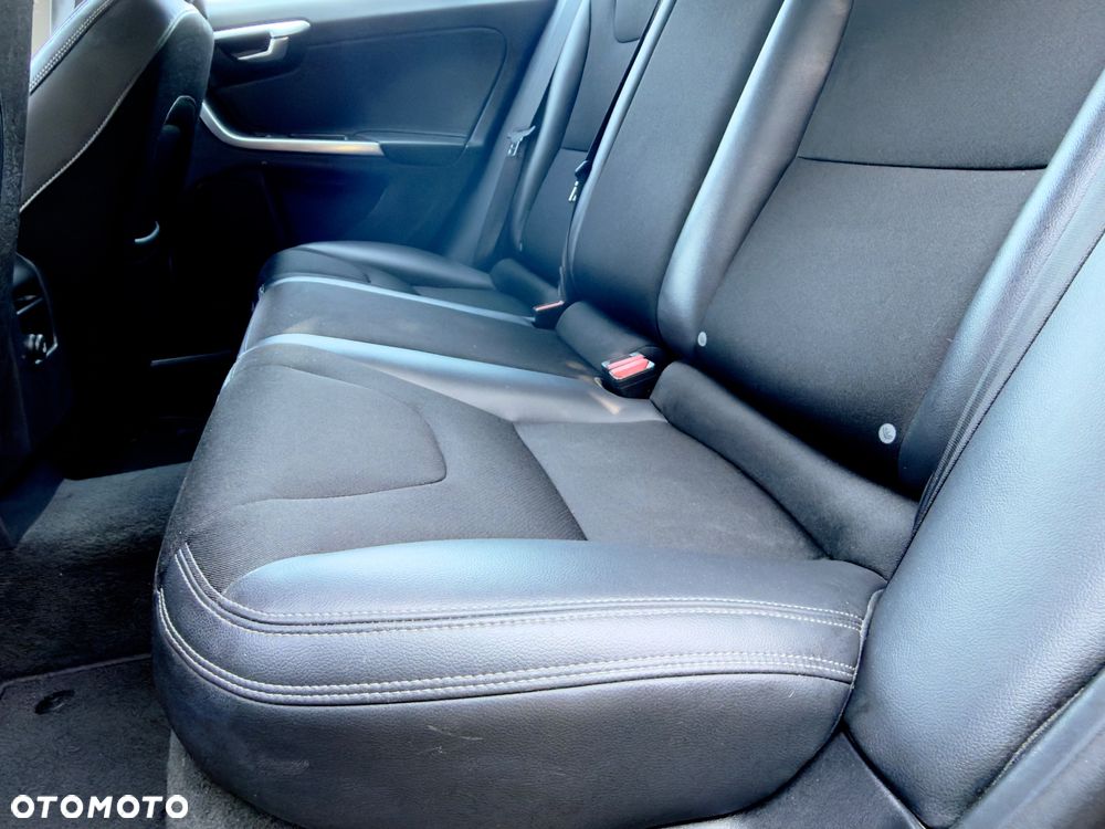 Volvo V60 D4 Geartronic Momentum - 19