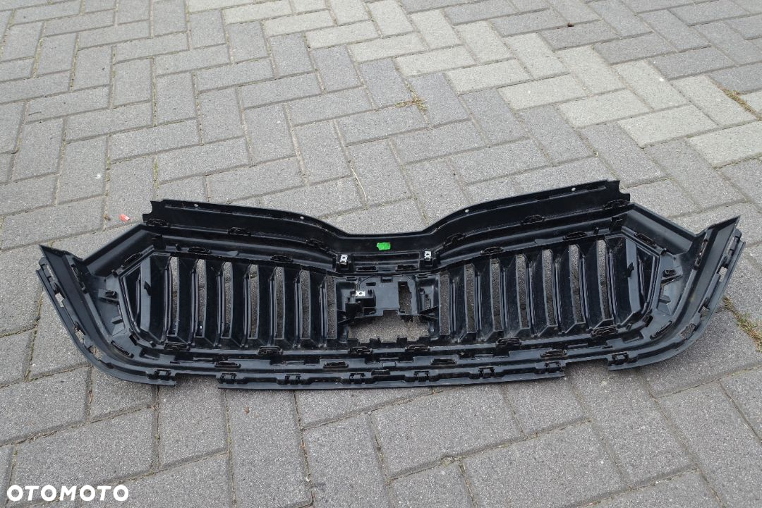 ATRAPA GRILL OCTAVIA IV RS VRS - 3