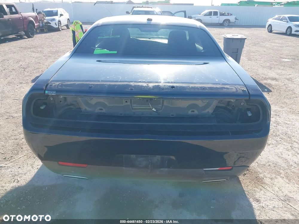 Dodge Challenger - 16