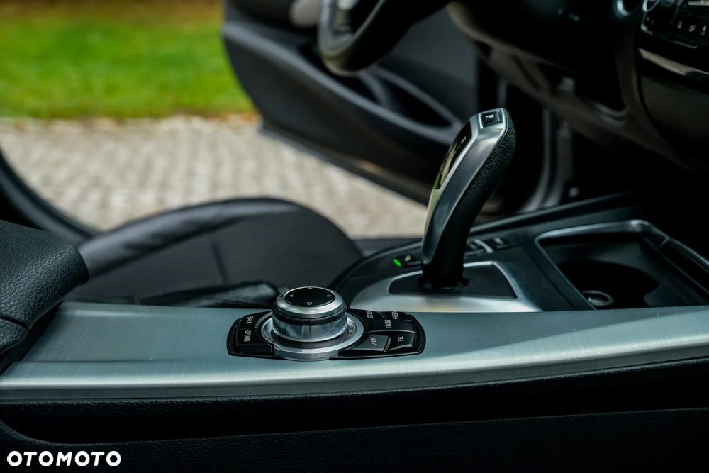 BMW Seria 3 318d Luxury Line - 28