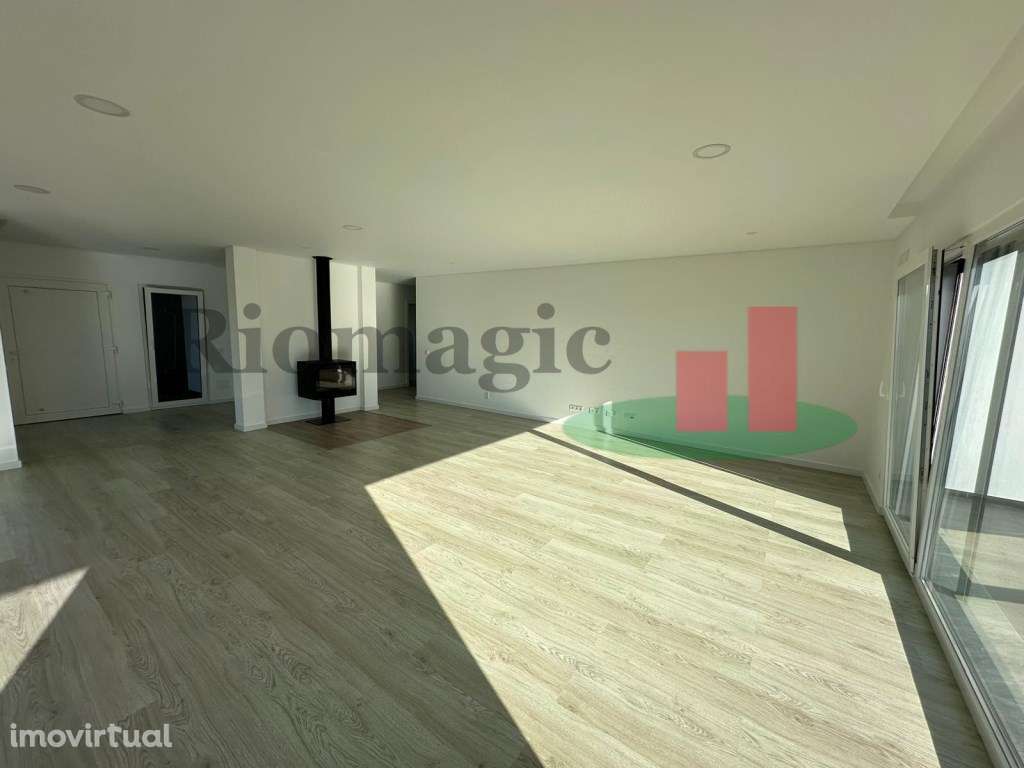 Caldas da Rainha - Excelente Moradia V4 na Urbanização Colina Verde - Grande imagem: 2/32