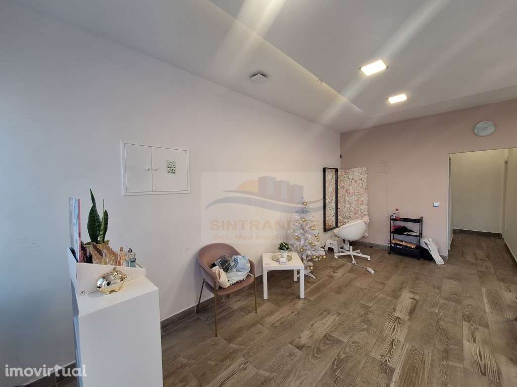 Loja em Queluz, renovada - Grande imagem: 2/10