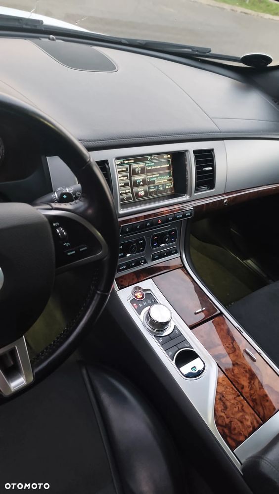 Jaguar XF 3.0 V6 D R-Sport - 8