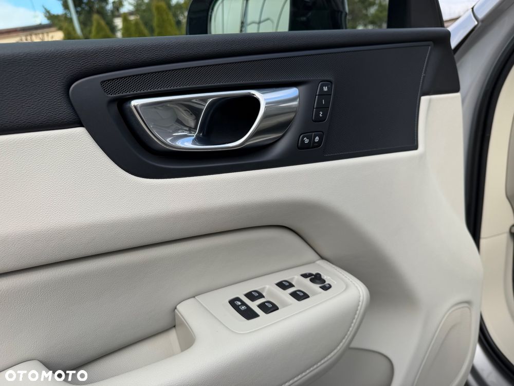 Volvo XC 60 B4 D Plus Dark - 25