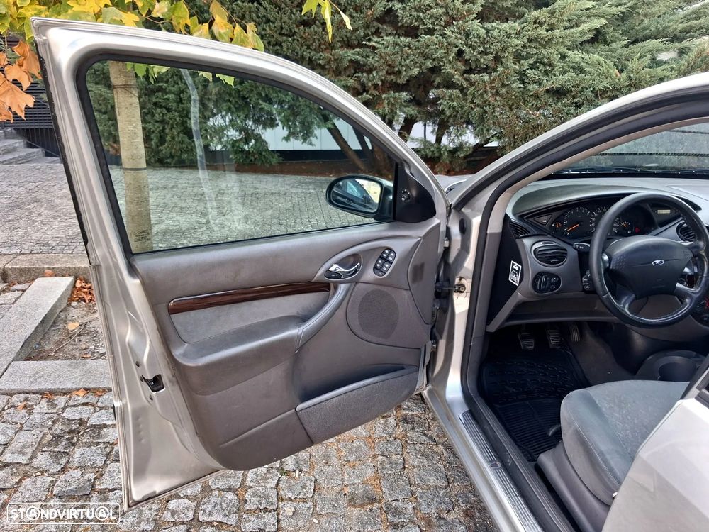 Ford Focus SW 1.6 Ghia - 19