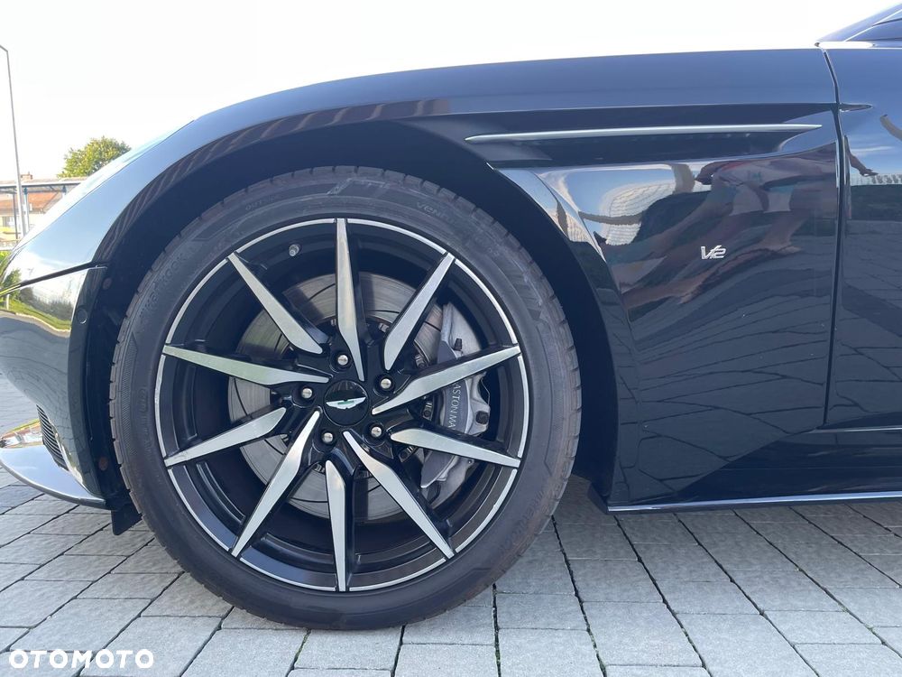 Aston Martin DB11 V12 Coupe - 5