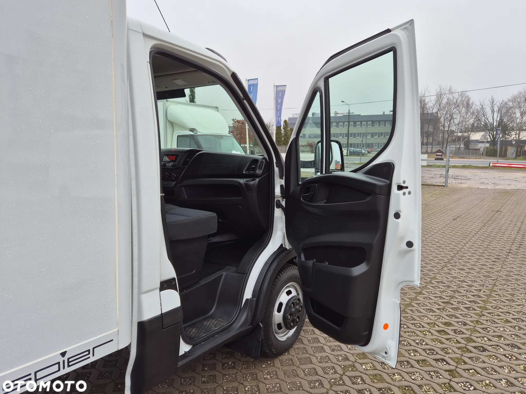 Iveco Daily 35C16, kontener 4.40m, winda 750KG - 17