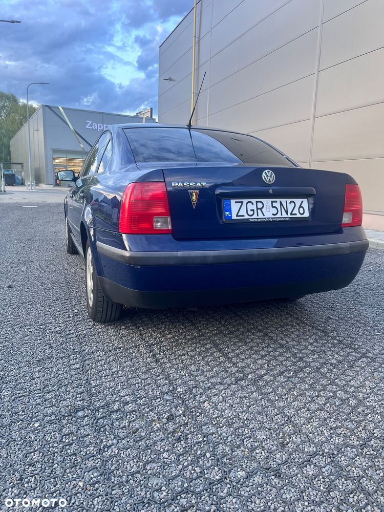 Volkswagen Passat 1.6 - 4