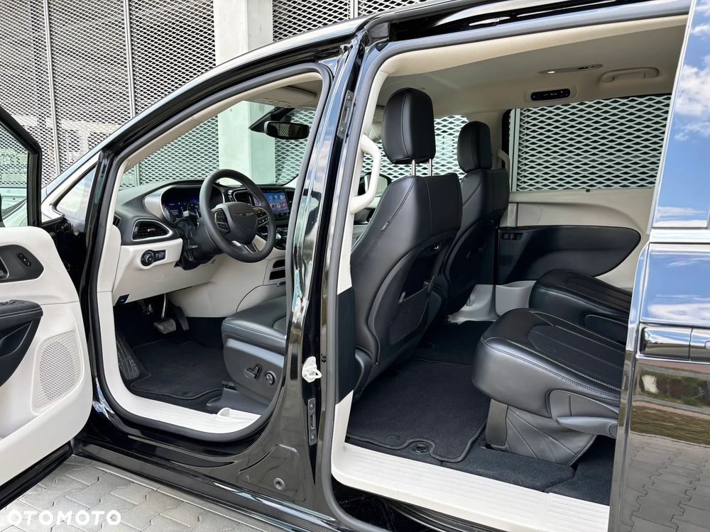 Chrysler Pacifica - 12