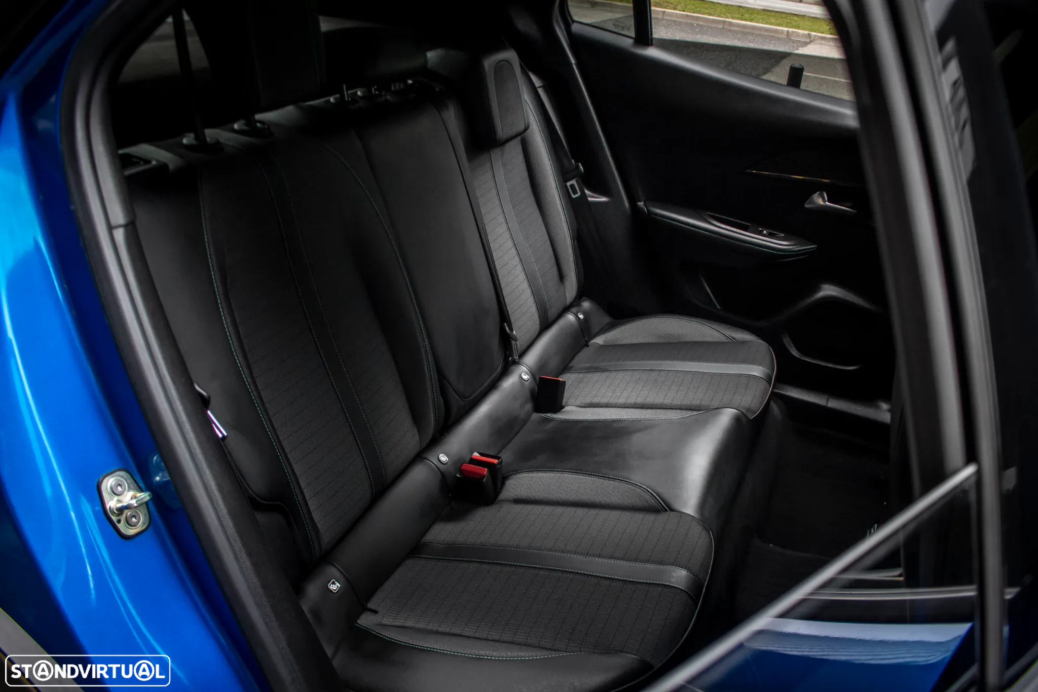 Peugeot e-2008 Allure - 32