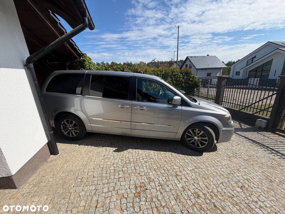 Chrysler Town & Country - 4