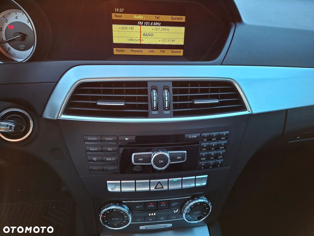 Mercedes-Benz Klasa C 200 CGI BlueEff Avantgarde - 30