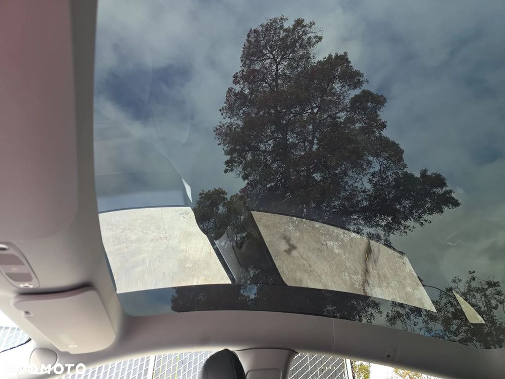 Tesla Y 83.1kWh Long Range AWD - 12