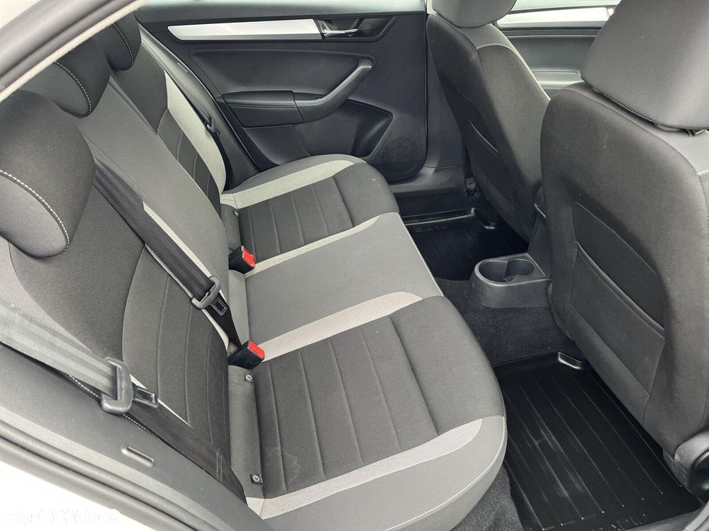 Skoda RAPID 1.0 TSI Ambition DSG - 11