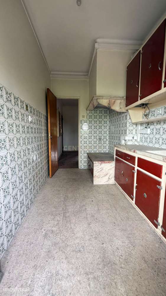 Apartamento T2 para recuperação em Sacavém - Grande imagem: 2/18