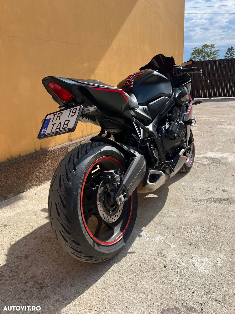 Honda CBR 650R - 11