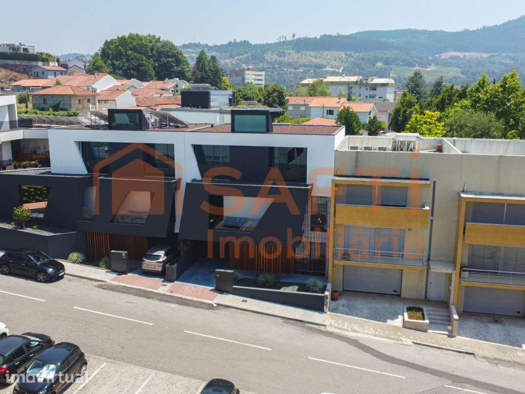 Moradia com Piscina em Azurém: Onde a História e o Design Contempor... - Grande imagem: 3/42