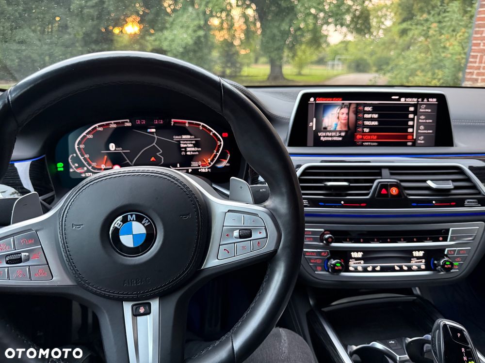 BMW Seria 7 750Li xDrive - 26