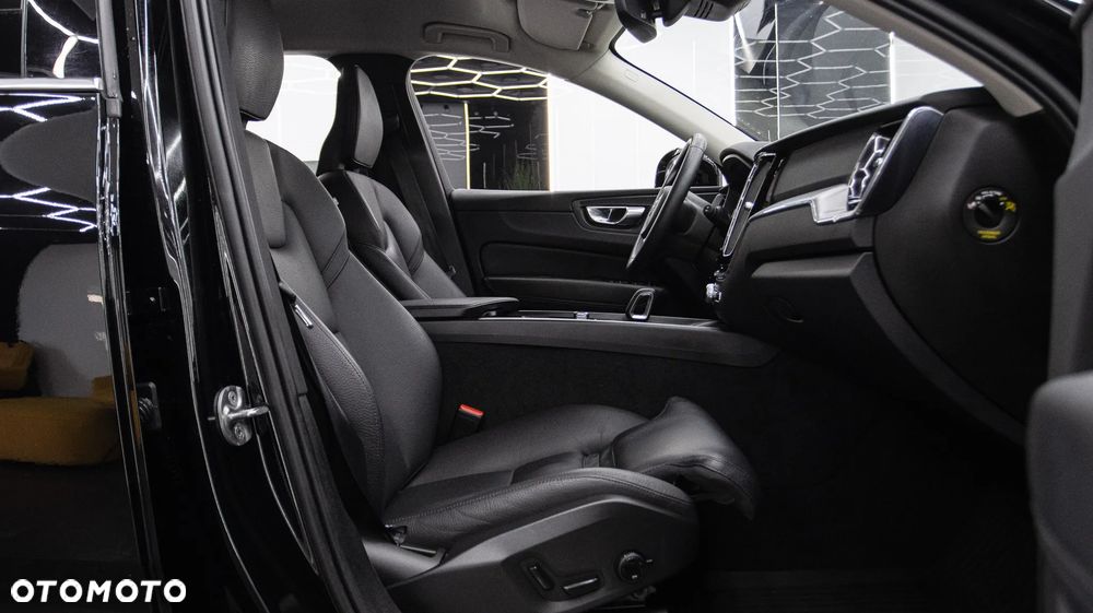 Volvo XC 60 B4 D Momentum Pro - 21