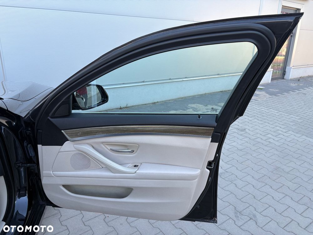 BMW Seria 5 520d xDrive Modern Line - 32