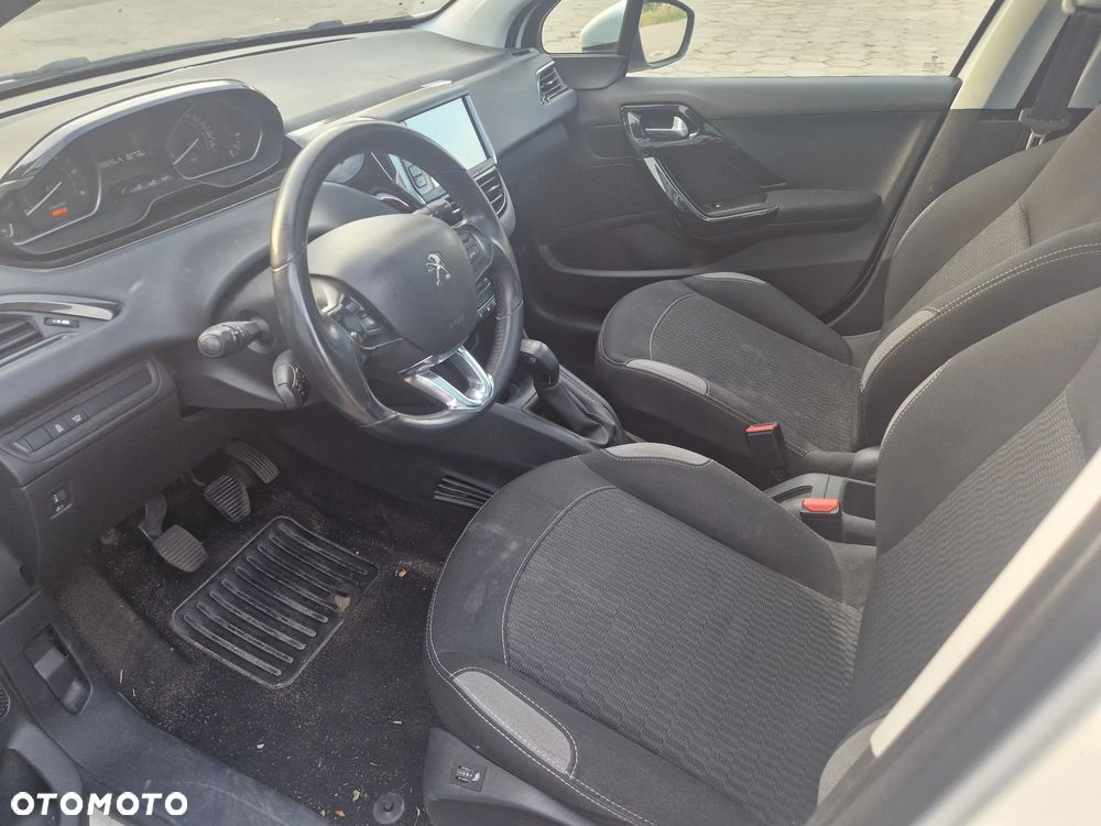Peugeot 208 - 10