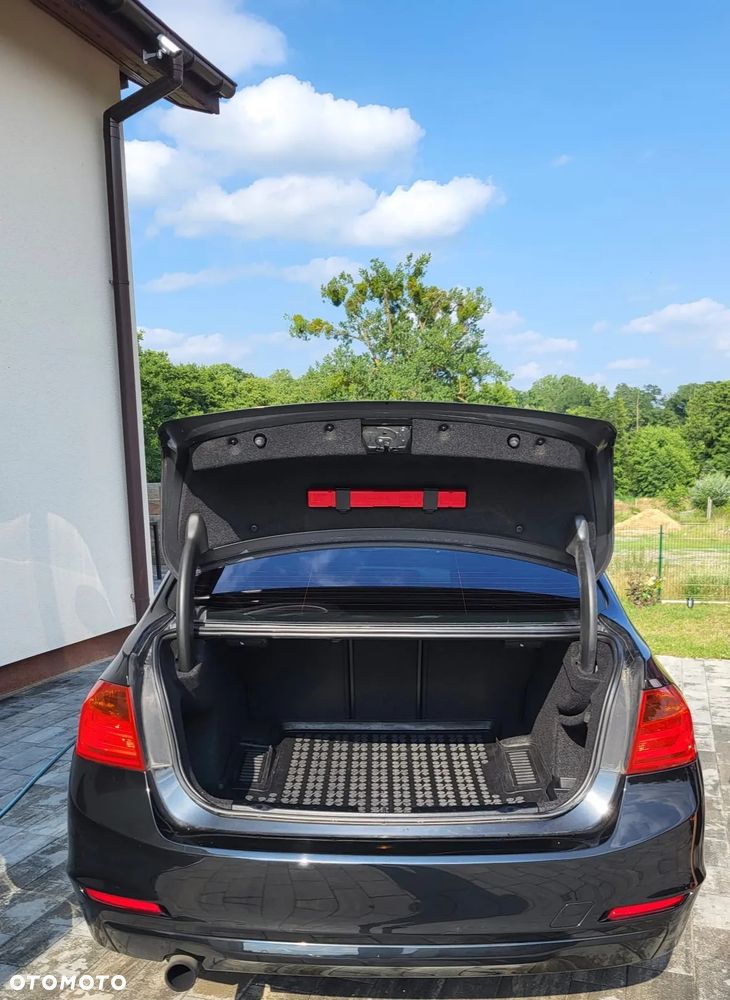BMW Seria 3 320i Luxury Line - 11