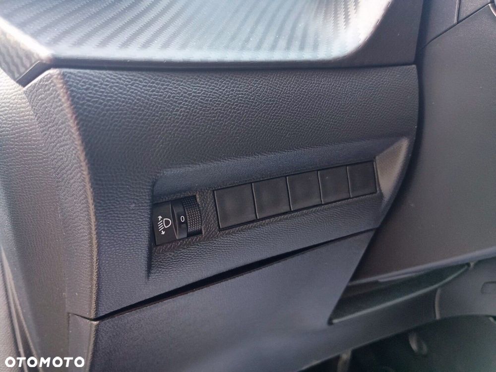 Peugeot 208 - 18