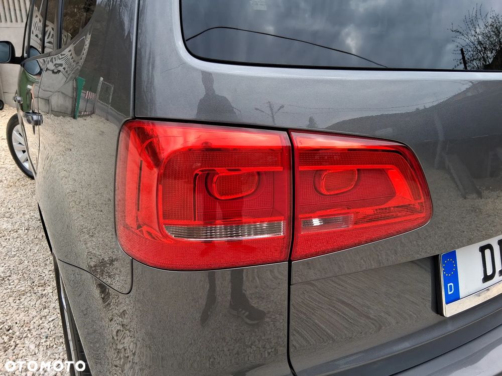 Volkswagen Touran 2.0 TDI DPF BlueMotion Technology STYLE - 24