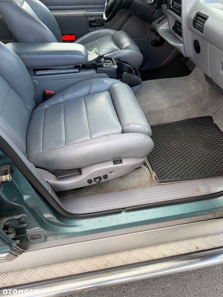 Ford Explorer Standard - 24
