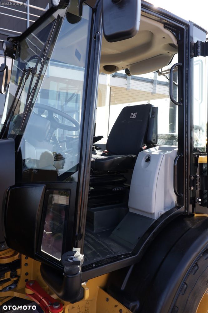 Caterpillar CAT 906M - 28