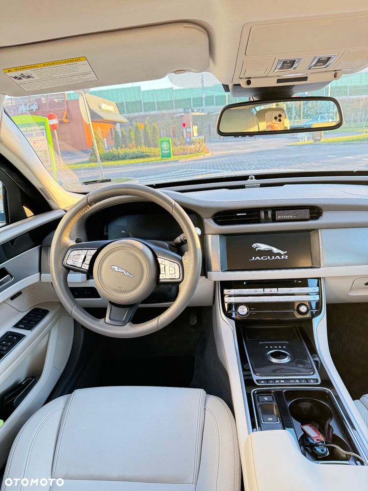 Jaguar XF 2.0 T R-Sport - 3