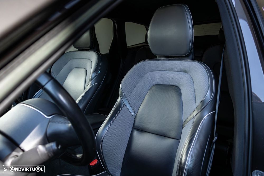 Volvo XC 60 2.0 B4 R-Design Geartronic - 29