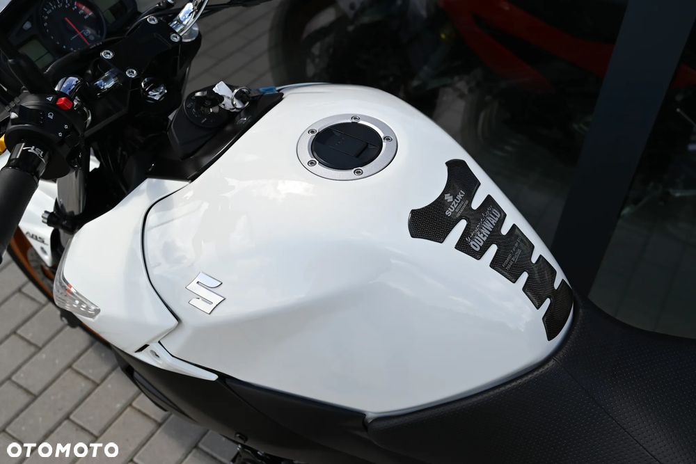 Suzuki GSR - 13
