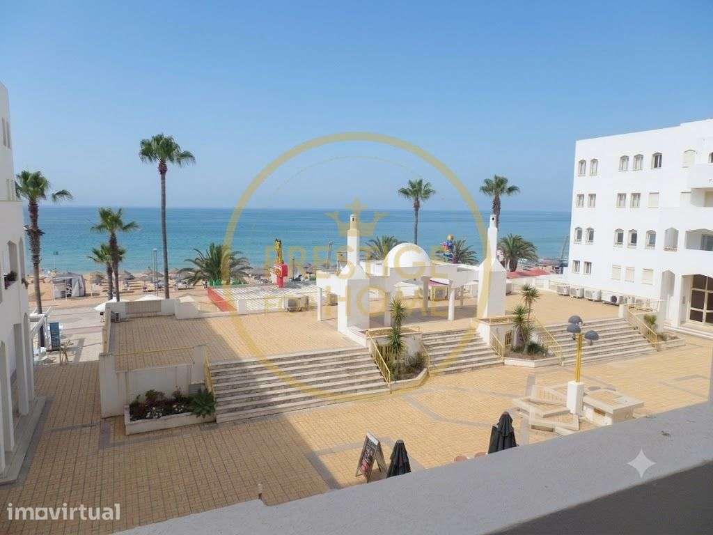 Apartamento remodelado com vista mar de 180 situado no Calçadão de Qua